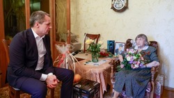 Вячеслав Гладков поздравил ветерана Великой Отечественной войны Зинаиду Минакову с Днём Победы