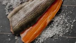 Цены на лосося снизятся осенью на 10-25% в магазинах РФ 