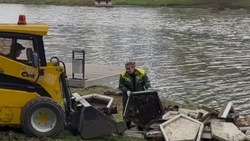 Озеленители демонтировали плавучие клумбы в Парке Победы Белгорода
