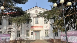 Историческое здание ветшает и разрушается в центра посёлка Томаровки