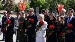 Вячеслав Гладков вместе со своей семьёй принял участие в патриотической акции «Волна памяти»