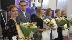 Звёзды – в руках молодых. В Яковлевском округе наградили достойных представителей молодёжи 