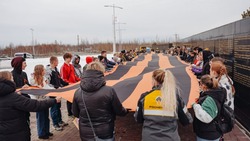 Белгородские дети развернули у мемориала в Нижневартовске 79-метровую георгиевскую ленту