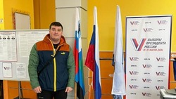 Проходчик Яковлевского ГОКа Кирилл Гирин проголосовал за развитие и стабильное будущее страны
