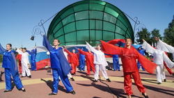 Жители и гости города Строителя собрались в Парке Роз на концерте ко Дню флага России