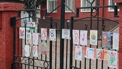 Вячеслав Гладков похвалил школу Белгорода за выставку рисунков к 8 Марта