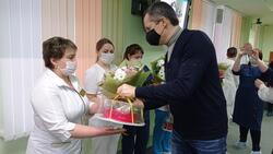 Вячеслав Гладков в первый день нового года поздравил пациенток перинатального центра