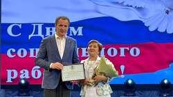 Вячеслав Гладков адресовал слова поздравления социальным работникам