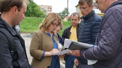 Глава Яковлевского округа проинспектировал ход работ по благоустройству дворов в Строителе