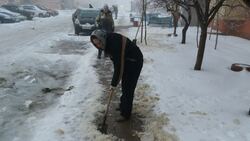 Как корреспондент «Победа 31» вышел чистить от снега и льда дворы в городе Строителе