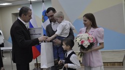 Вячеслав Гладков вручил молодым семьям Яковлевского округа свидетельства на получение соцвыплаты 