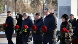 Вячеслав Гладков возложил цветы к мемориалу «Скорбящая мать» в Белгороде 