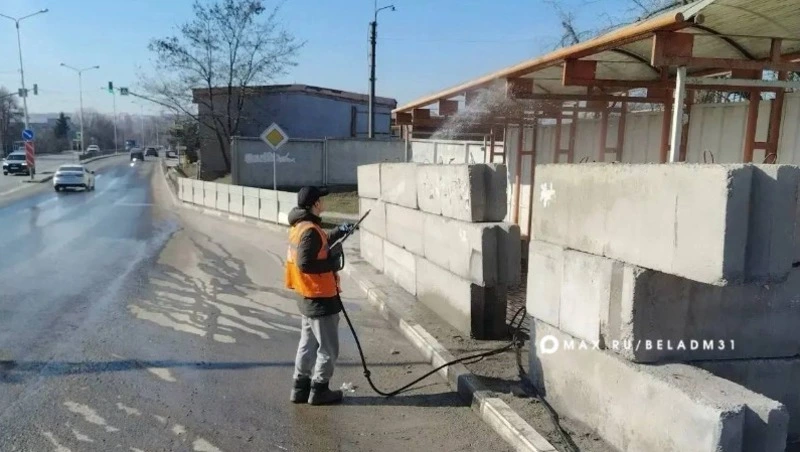 В Белгороде вывели на улицы около 200 коммунальщиков для весенней уборки