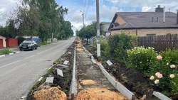 …сверну на Октябрьскую. Долгожданный тротуар прокладывают по улице Советской в Строителе