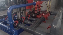 Рабочие смонтировали оборудование на новой станции водоподготовки в городе Строителе