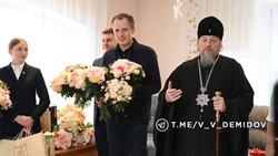 Вячеслав Гладков поздравил с Рождеством ребят из центра развития и социализации ребёнка 