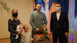 Девочка Алиса из семьи Бабиченко первой родилась в Яковлевском округе в 2022 году