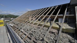 Рабочие досрочно отремонтируют крышу многоквартирного дома в Яковлевском городском округе 