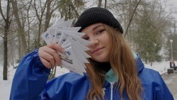 Добровольцы раздали 600 фронтовых писем-треугольников белгородцам в День Героев Отечества