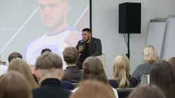 Белгородские студенты пообщались с бойцом смешанных единоборств Вадимом Немковым
