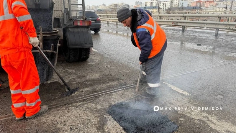 В Белгороде дорожники за сутки заделывают до 300 квадратных метров ям
