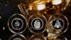 ЦБ выпустил посвящённые командам «Динамо», «ЦСКА» и «Локомотив» памятные монеты