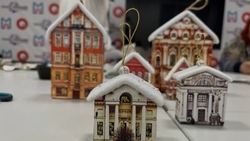 Жители региона научились создавать новогодние игрушки в виде зданий города Белгорода