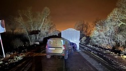 Легковушка влетела в стоящий на обочине «КАМАЗ» в Яковлевском округе 