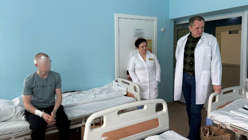 Вячеслав Гладков проведал раненых ребят в детской областной больнице 