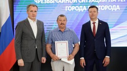 Губернатор Вячеслав Гладков наградил принимавших участие в ликвидации последствий ЧС в Белгороде