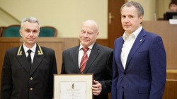 Вячеслав Гладков поздравил сотрудников областного суда с 70-летием со дня его образования