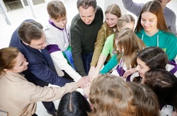 Вячеслав Гладков проводил делегацию школьников на I съезд Российского движения детей и молодёжи