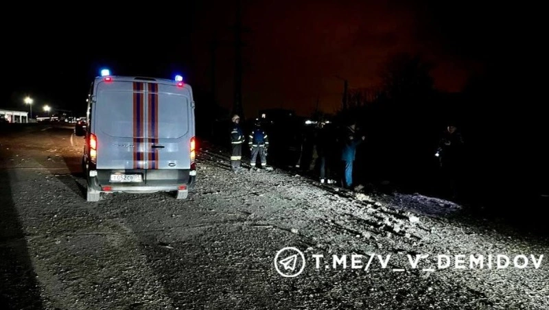 Мэр Белгорода показал последствия прилёта неизвестного боеприпаса в Белгороде 