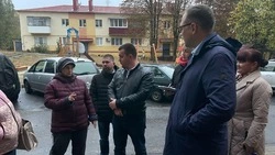 Олег Медведев встретился с жильцами дома №30 по улице Советской в Строителе 