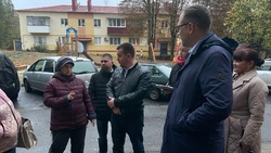 Олег Медведев встретился с жильцами дома №30 по улице Советской в Строителе 