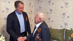 Вячеслав Гладков навестил белгородского ветерана в канун 80-летия Победы