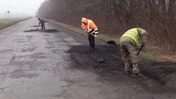 Дорожники залатали ямы на двух дорогах в Яковлевском округе 