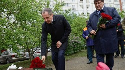 Вячеслав Гладков возложил цветы к месту трагедии на Щорса в Белгороде 