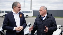 Вячеслав Гладков передал 40 скутеров главам приграничных муниципалитетов