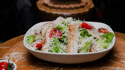 Самым популярным салатом лета стал «Цезарь» в ресторанах РФ 