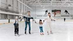 Семьи сотрудников Яковлевского ГОКа в субботний день встретились на ледовой арене в Строителе