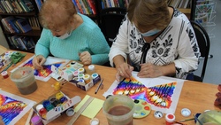 Участницы творческой мастерской «Веста» попробовали свои силы в мастер-классе по живописи