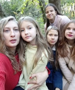 «Хочется, чтобы все они выросли настоящими людьми». Анна Гречихина из Строителя воспитывает 6 детей