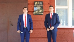 Дмитриевские школьники открыли мемориальную доску