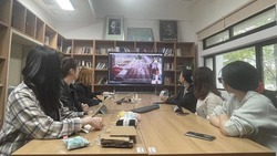 Китайские студенты научились изготавливать русские народные тканые браслеты