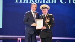 Вячеслав Гладков наградил вносящих вклад в патриотическое воспитание молодёжи белгородцев