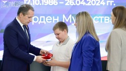 Вячеслав Гладков передал семьям героев СВО ордена Мужества и медали «За отвагу»