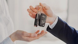 Соцфонд РФ напомнил об учёте дохода от продажи автомобиля при назначении единого пособия