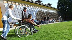 Президент РФ подписал указ об обслуживании без очереди детей-инвалидов