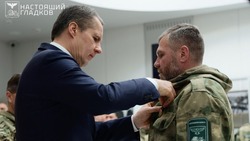 Вячеслав Гладков вручил бойцам «БАРС-Белгород» медали от Минобороны РФ